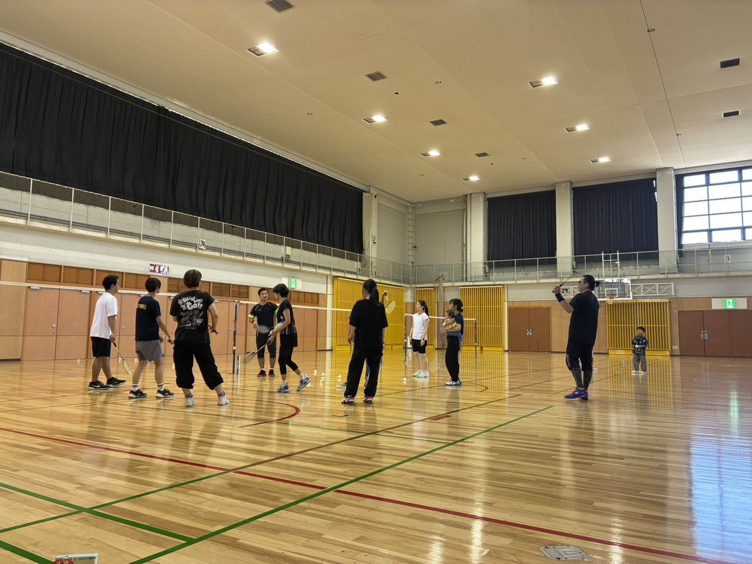 南体育会館のアリーナで練習する様子