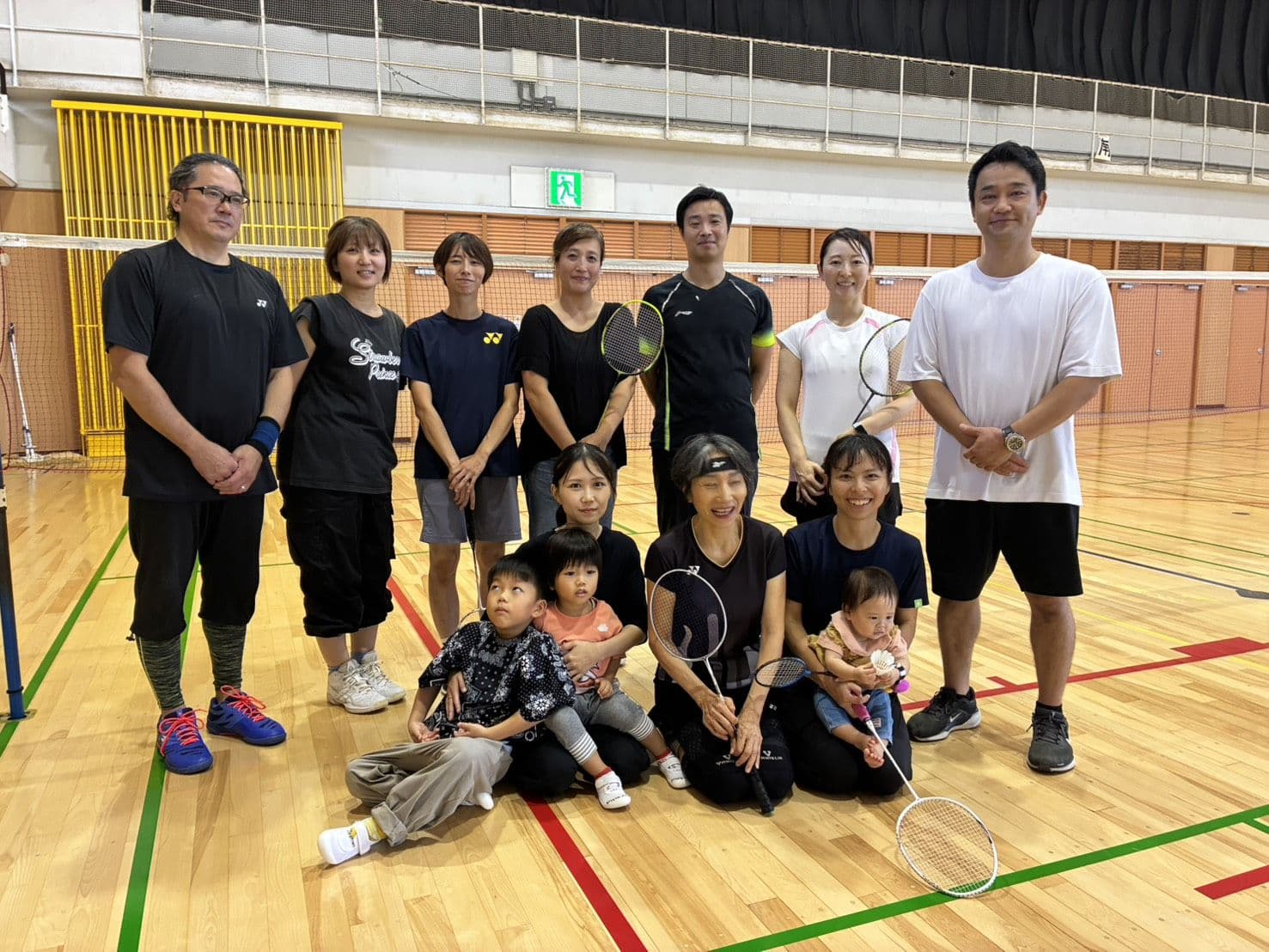 バドミントン体験会の参加者の集合写真(横須賀市南体育会館)