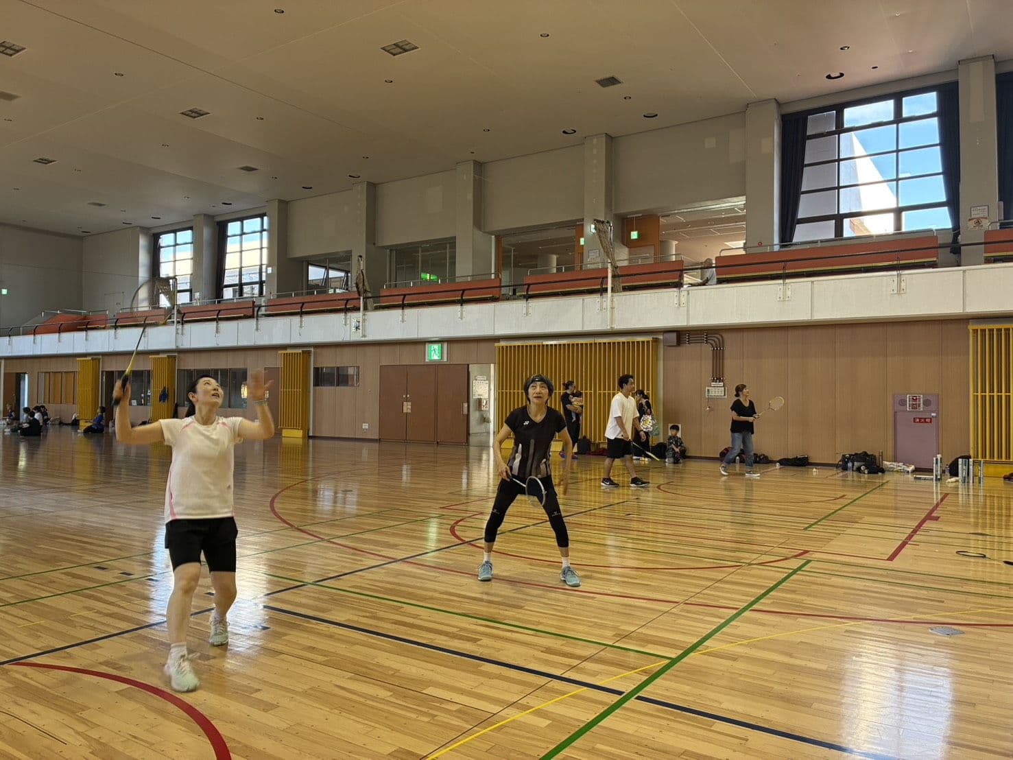 シャトルを打ち返す参加者