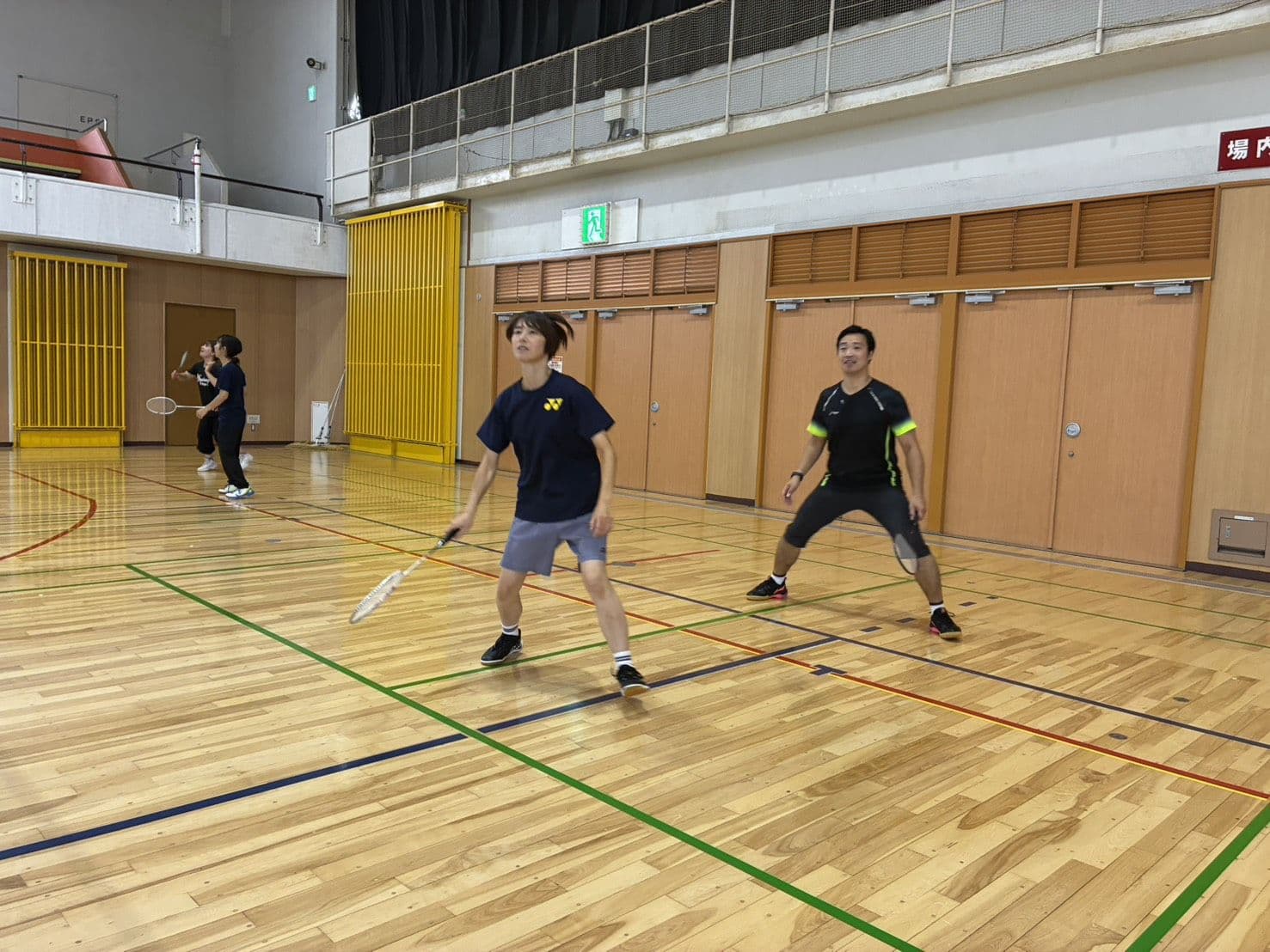 構えて打ち合う参加者