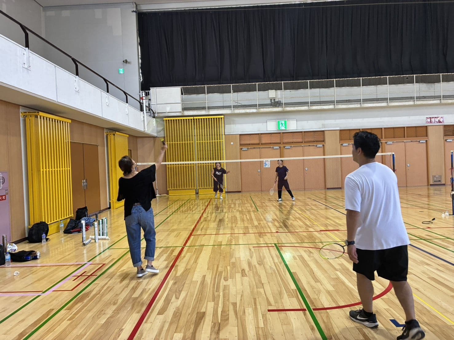 コートで打ち合う参加者