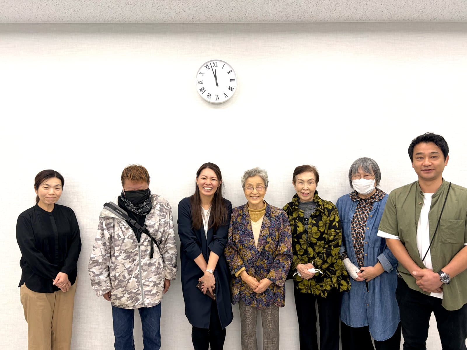講座のあとの集合写真(講師の神村さん、参加者の皆さん、びんごやのスタッフ)